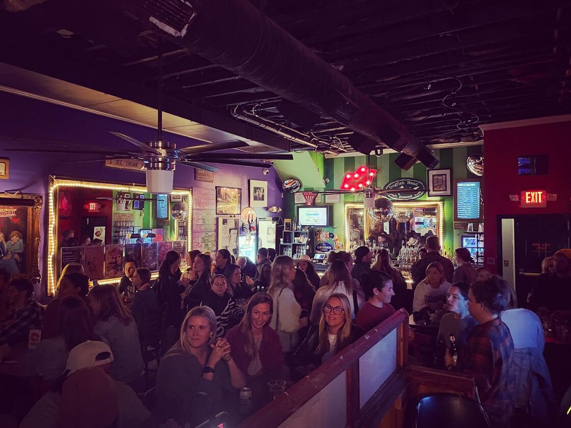 The crowded bar of Lipstick Lounge.