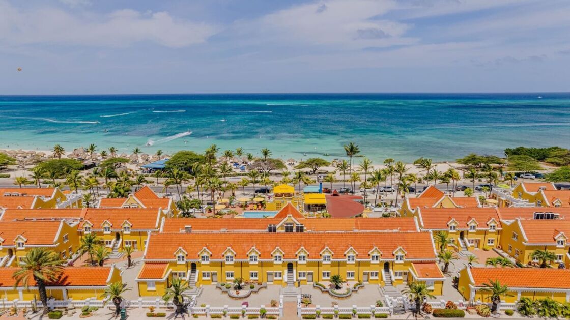 Stunning Caribbean resort with sea behind it. Photo via Amsterdam Manor