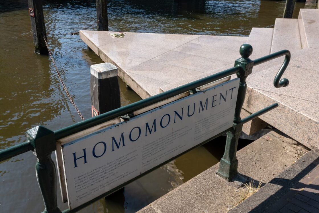 The sign at Homomonument. 