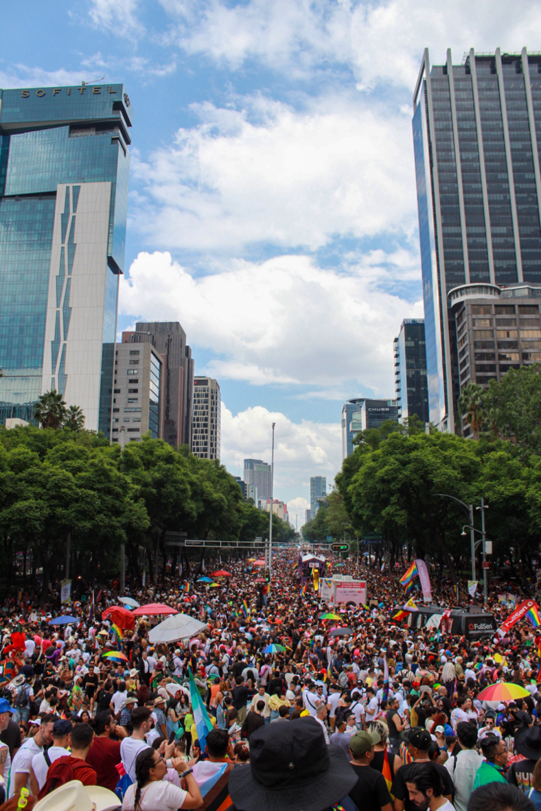 Thousands of people crowd Paseo de la Reforma