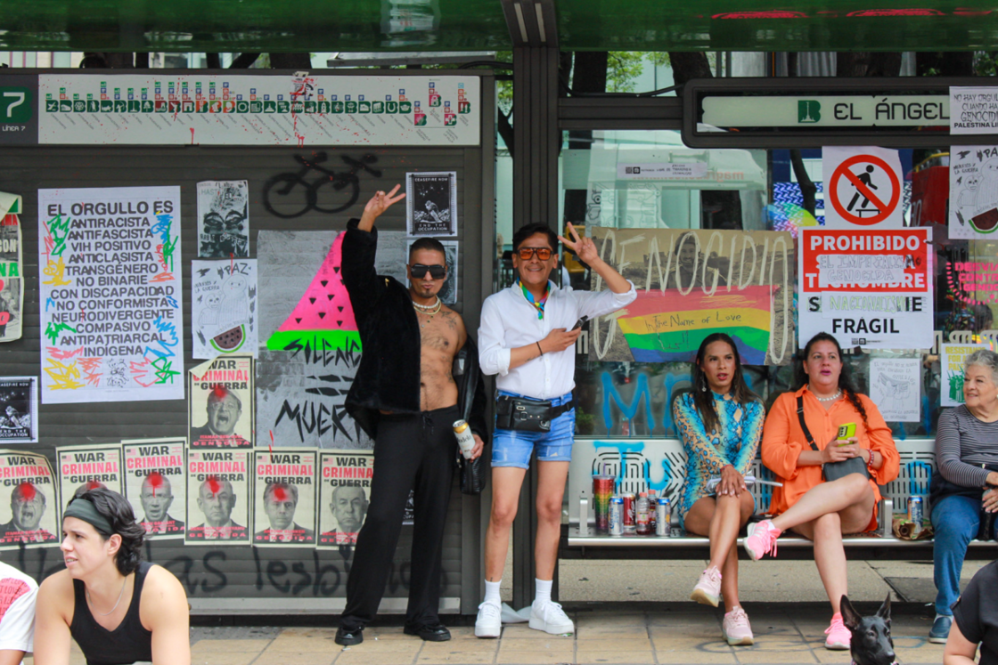 Group of people watching the parade from the other side of Paseo de la Reforma.