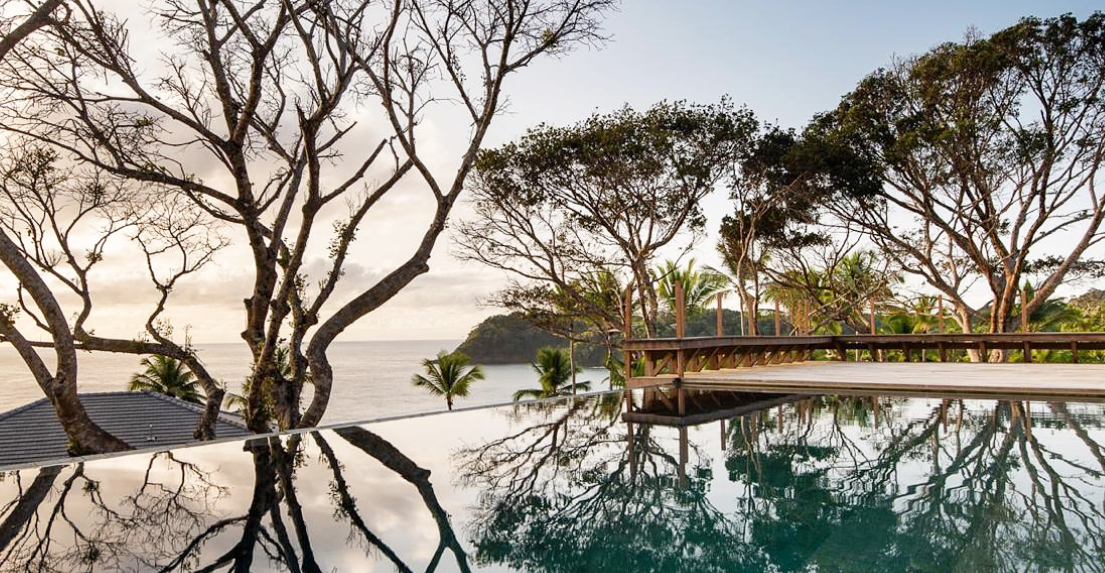 Undisturbed shining water of an infinity pool overlooks the Costa Rican coastline. Photo via The Barracuda