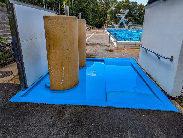 Small blue pool to walk through before swimming. Where Michael Jensen had his accident