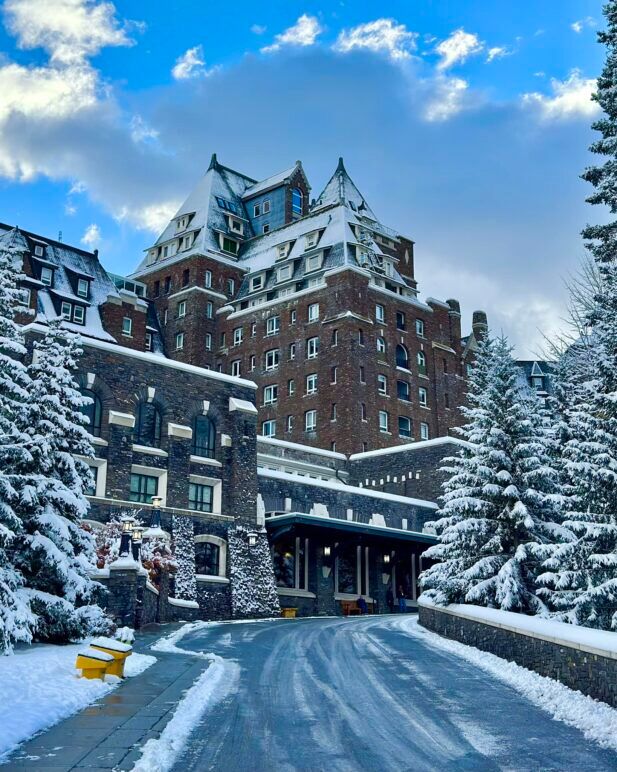 A front-facing photo of the Fairmont Banff Springs in Banff National Park during the winter. 