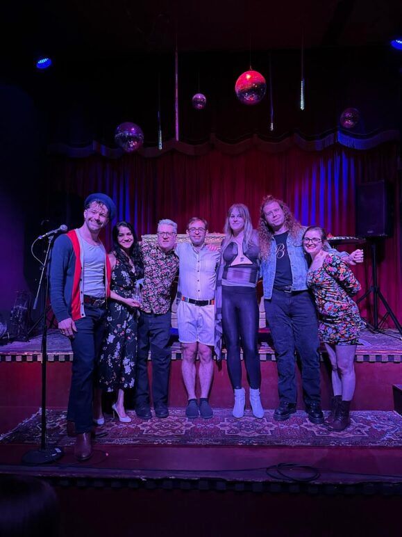 Cast photo of the Happy Endings crew