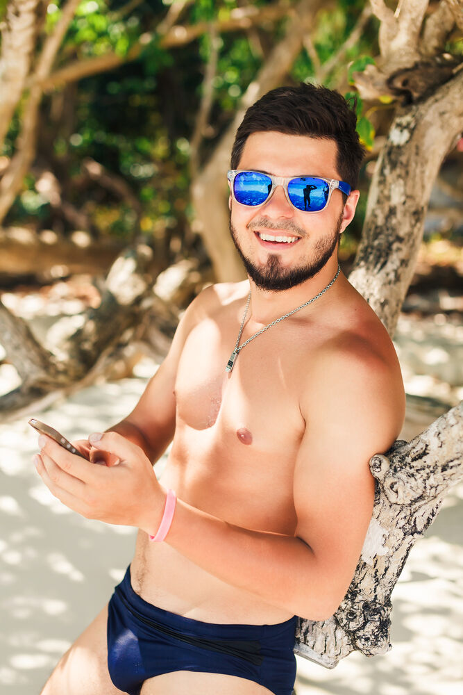 [PHOTOS] These 13 muscle gays in speedos could cause a beachside ...