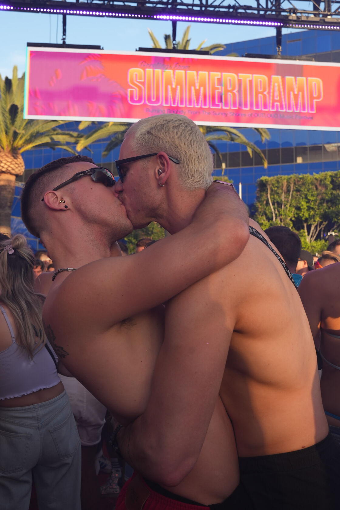 Men kissing at Summertramp