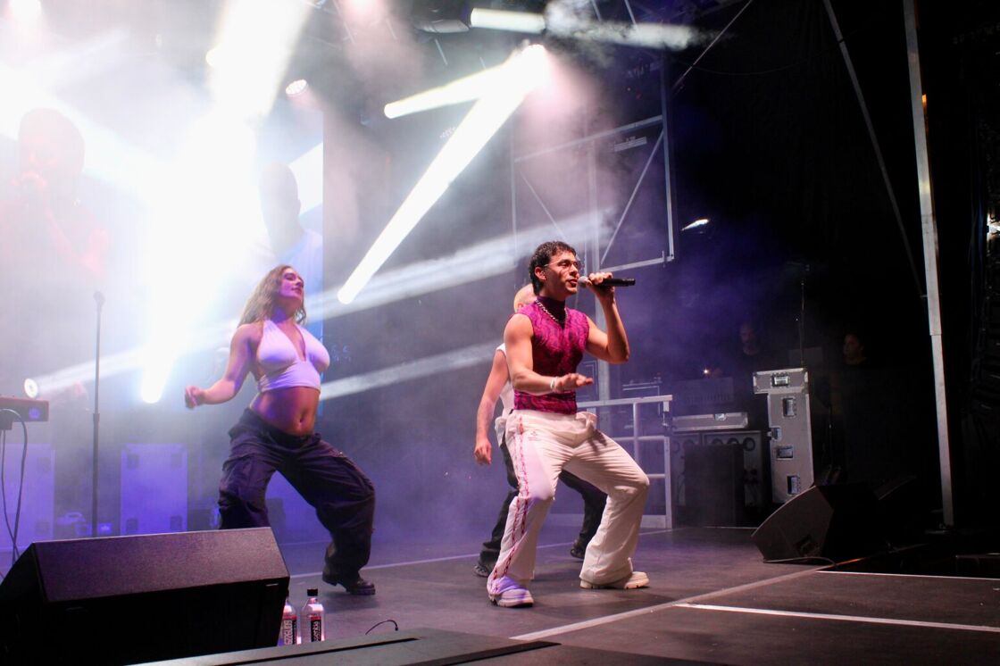 David Archuleta performs with backup dancers at Chicago's Market Days.