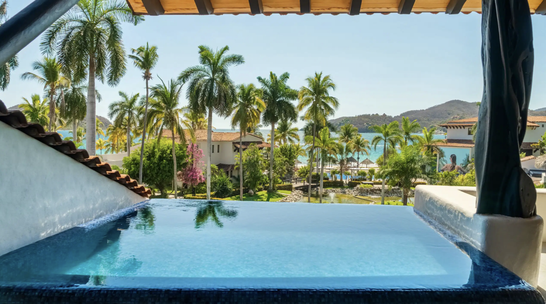 A swim-up infinity pool looks out onto the Thompson Zihuatanejo property.