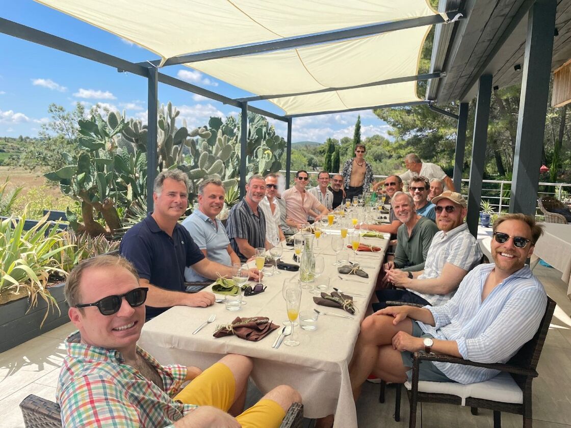 Cinq Et Sept guests enjoy brunch 