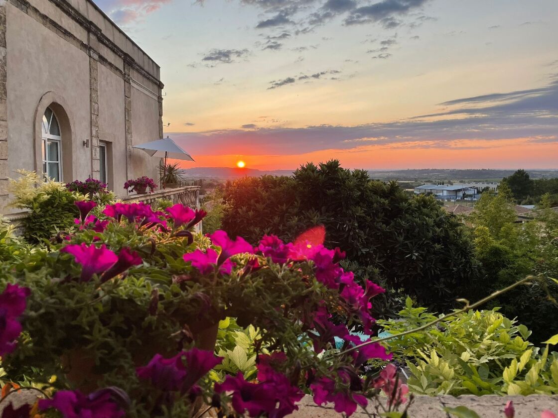 A sunset over Cinq & Sept