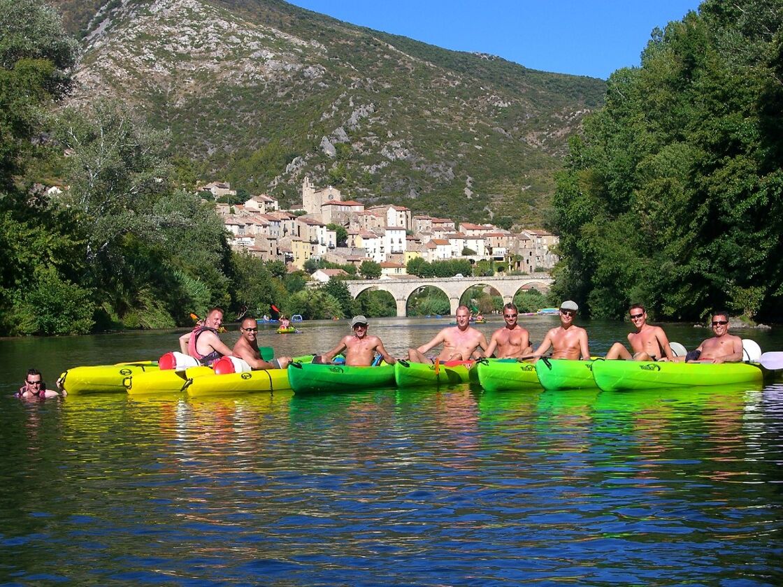 Cinq Et Sept guests on a kayaking trip