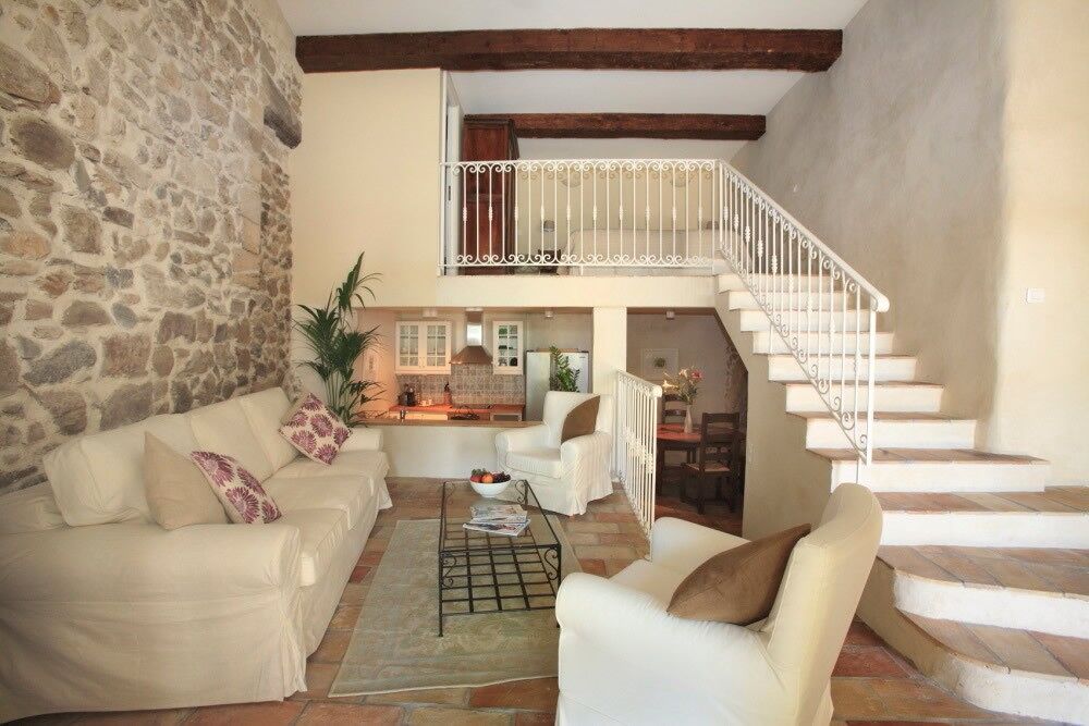 A suite at Cinq & Sept