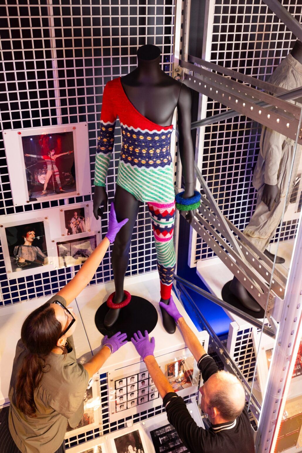 V&A Technicians install an asymmetric
catsuit designed by Kansai Yamamoto for
David Bowie as Ziggy Stardust in 1973.