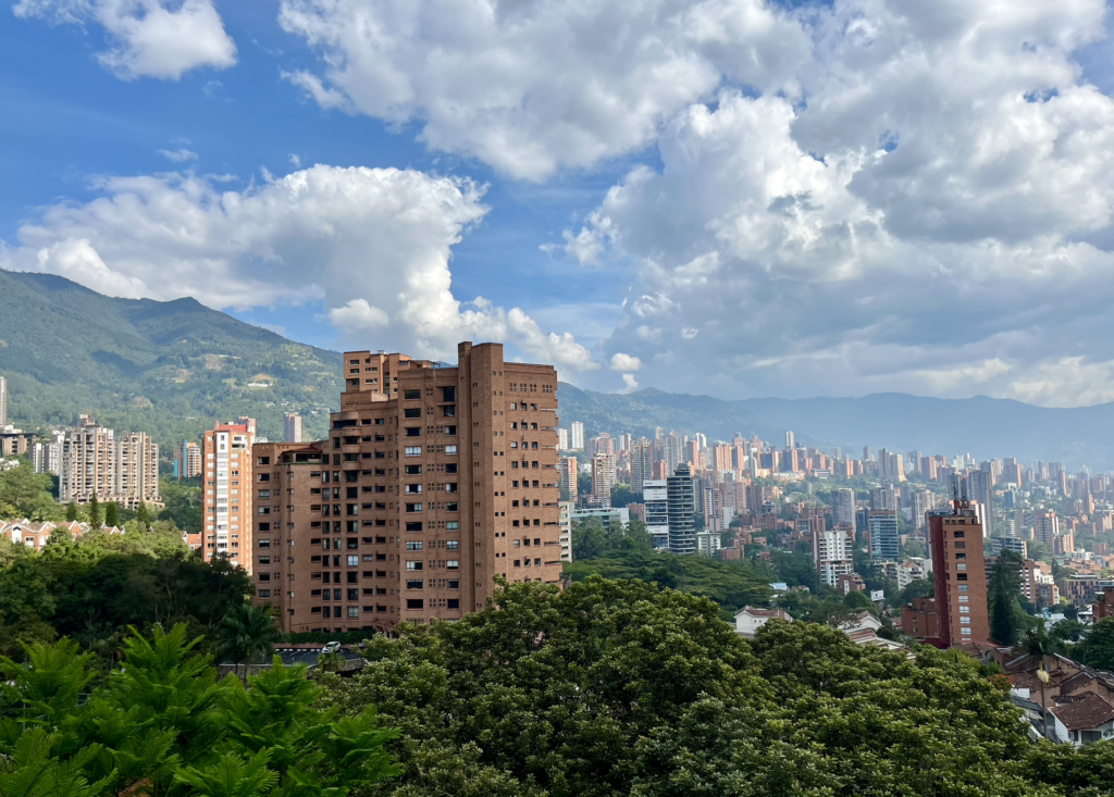 A skyline photo of Medellin surrounded by greenery. 